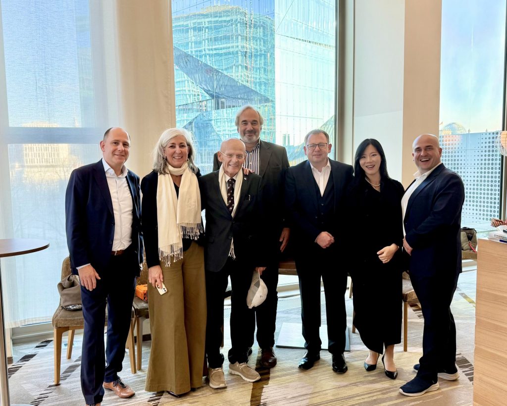 A moment to remember: The group closes the morning with gratitude, renewed connection, and a shared commitment to responsible leadership.