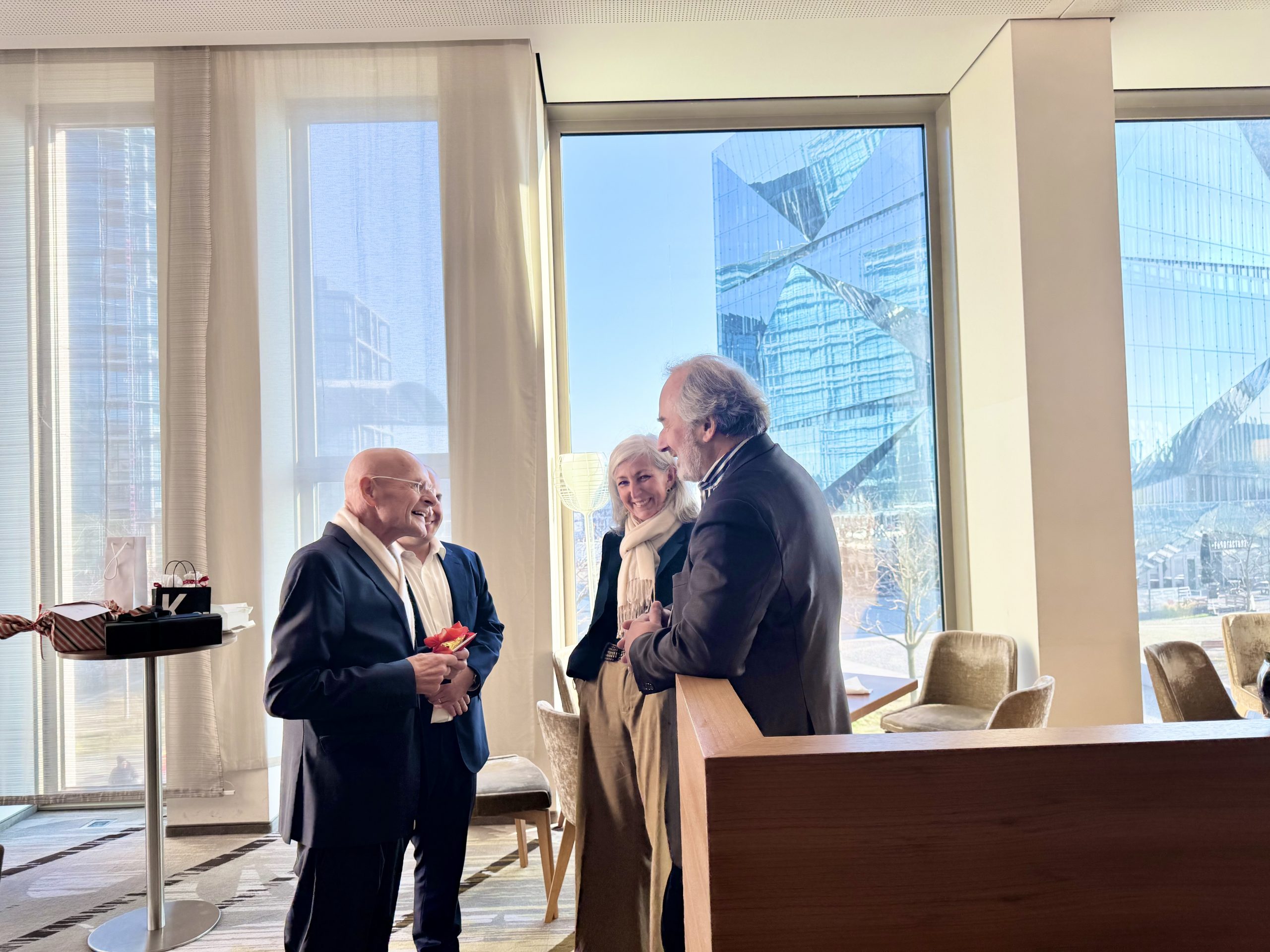 Johannes und Michael Czwalina begrüssen Gäste beim Frühstückstreffen in Berlin.