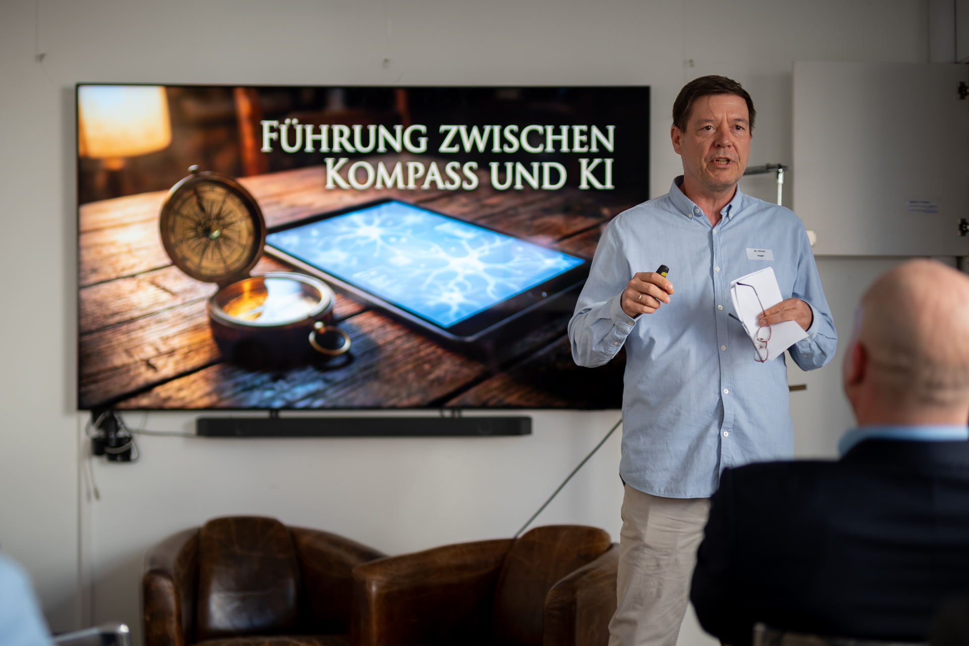Dr. Ulrich Vogel bei seiner Keynote «Führung zwischen Kompass und KI».