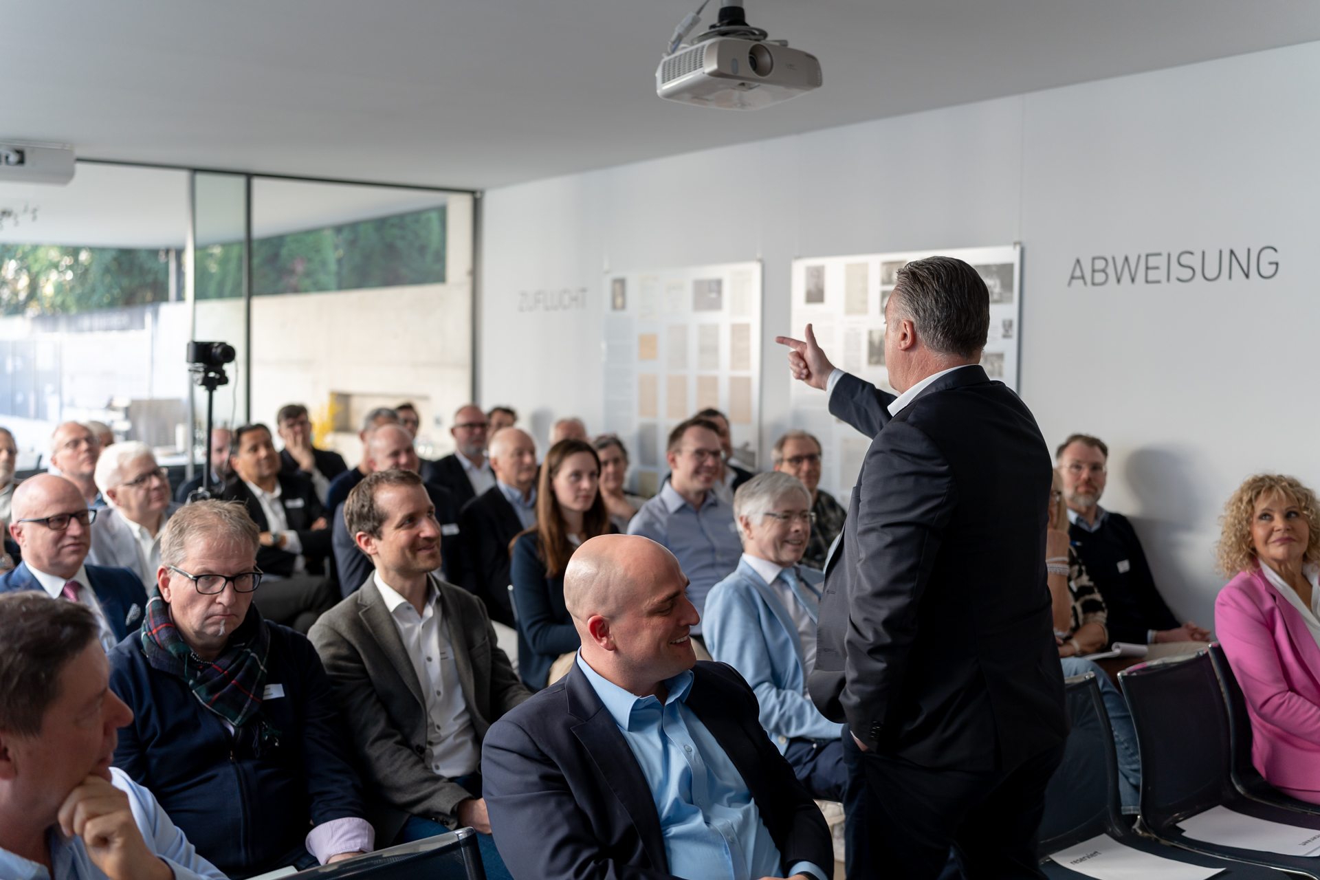 Volle Aufmerksamkeit im Saal: Teilnehmende beim Praxisreferat von Hans-Jürg Schürch, fenaco.